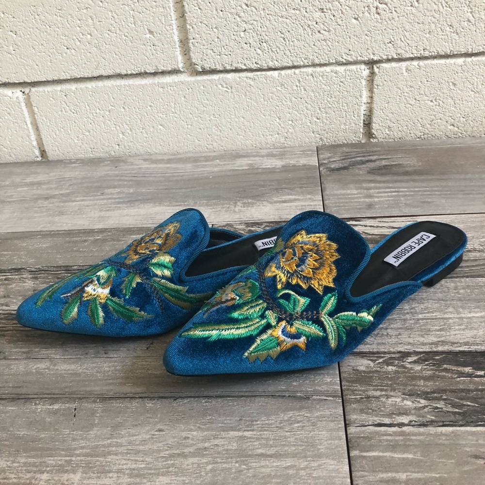 Peacock Floral Embroidered Slip on Mules - Picture 7 of 8